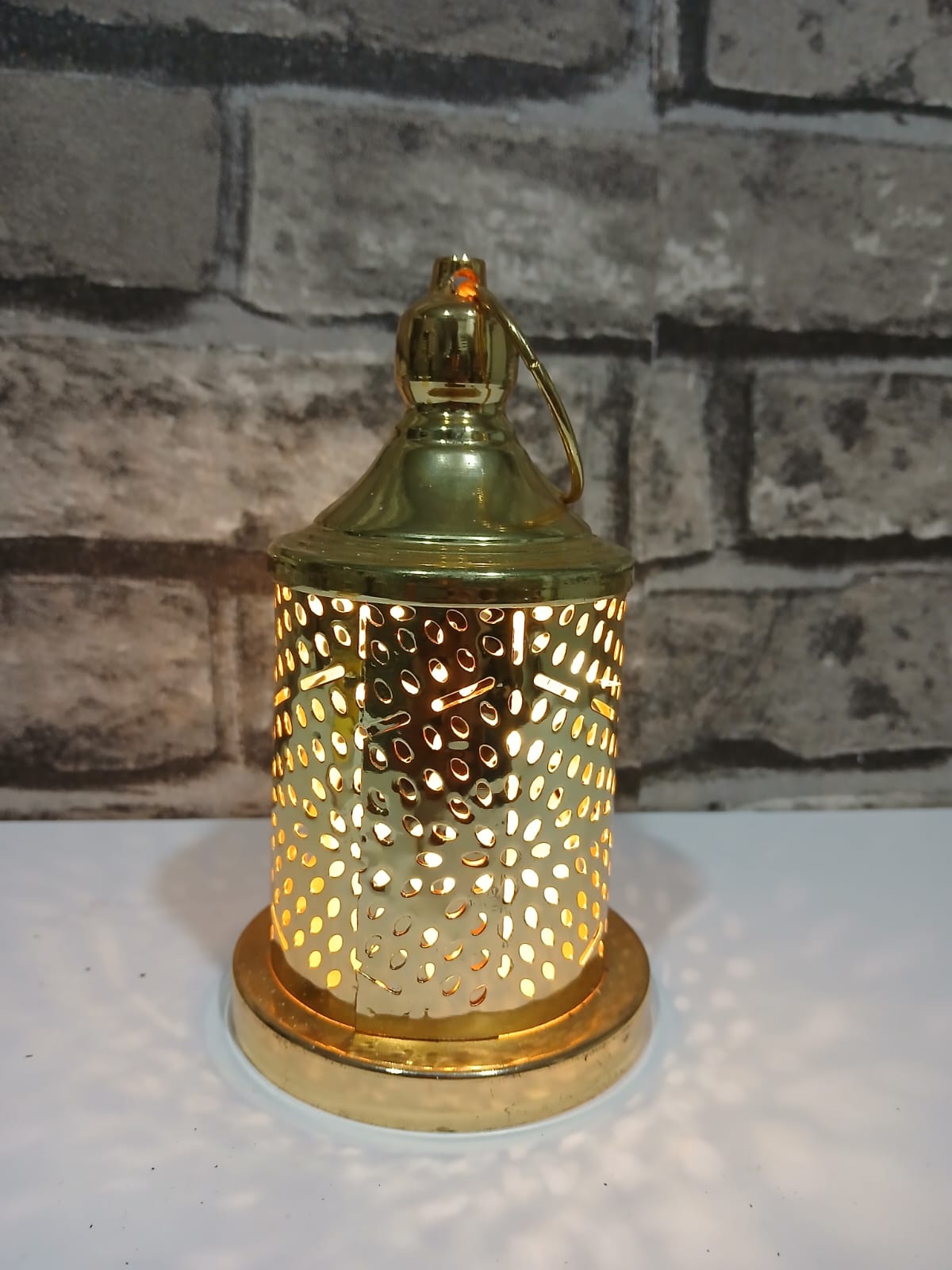 Portavela dorado con vela LED