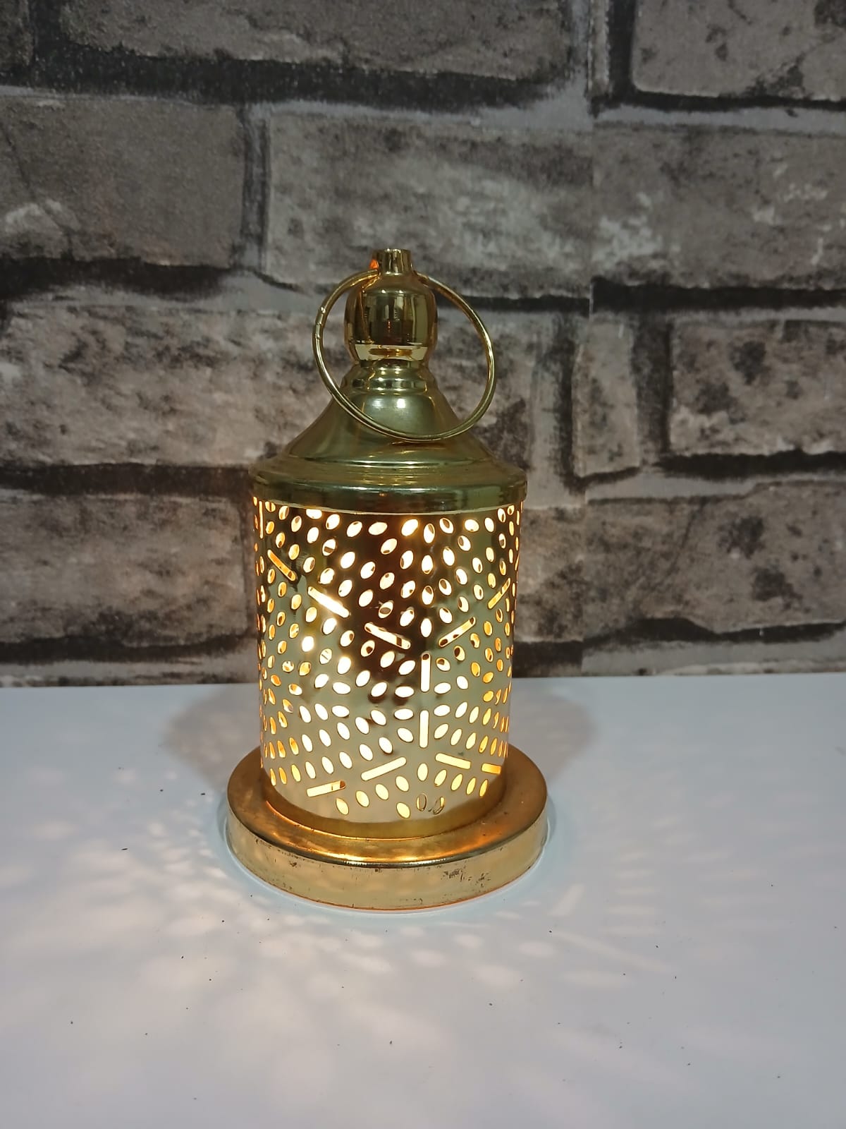 Portavela dorado con vela LED