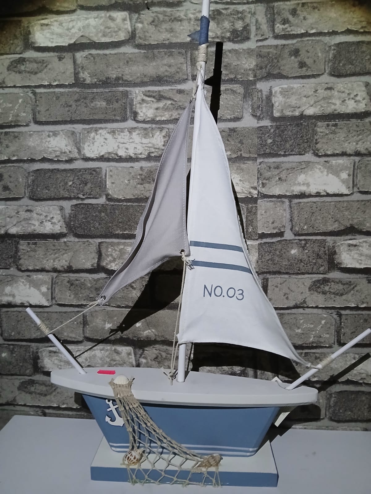 Elegante velero de madera