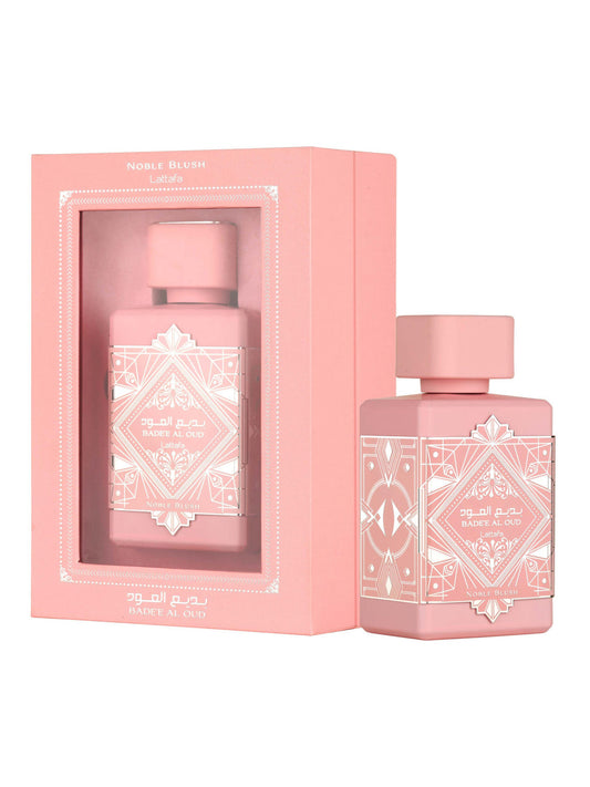 Noble Blush de Lattafa Perfumes es una fragancia de la familia olfativa Floral Frutal Gourmand para Mujeres. Esta fragrancia es nueva. Noble Blush se lanzó en 2024. La Nota de Salida es Rose Milk; las Notas de Corazón son merengue y almendra; las Notas de
