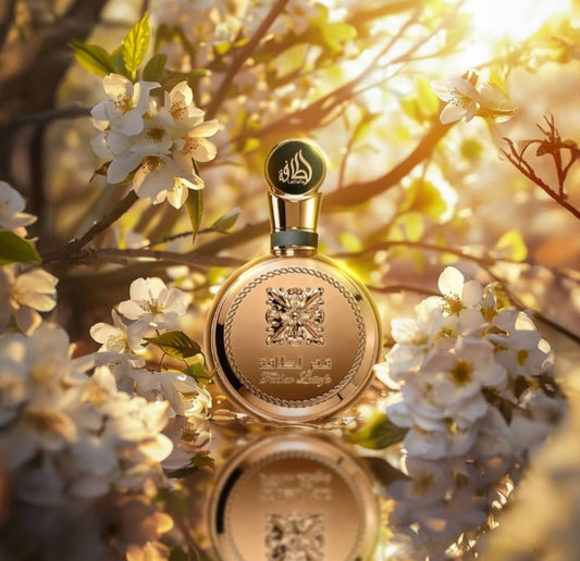 Fakhar Gold Extrait es una mezcla armoniosa de notas de vetiver, cedro, haba tonka y ámbar que crea una fragancia equilibrada y atractiva. La combinación de elementos dulces, especiados y cítricos asegura una experiencia olfativa cautivadora y memorable q