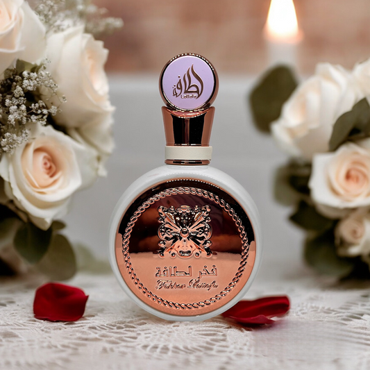 Fakhar Rose de Lattafa Perfumes es una fragancia de la familia olfativa Floral para Mujeres. Se lanzó en 2021. Las notas de salida son frutas, granada, azucena y aldehídos; las notas de corazón son nardos, jazmín, gardenia, ylang-ylang, madreselva, peonía