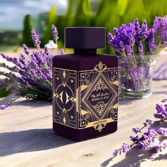 Bade'e al oud amethyst de Lattafa Perfumes es un perfume unisex de ámbar y vainilla. Las Notas de Salida son: pimienta rosa y bergamota. Las notas de corazón son: rosa turca, rosa búlgara y jazmín. Las Notas de Fondo son: madera de agar (oud), ámbar y vai