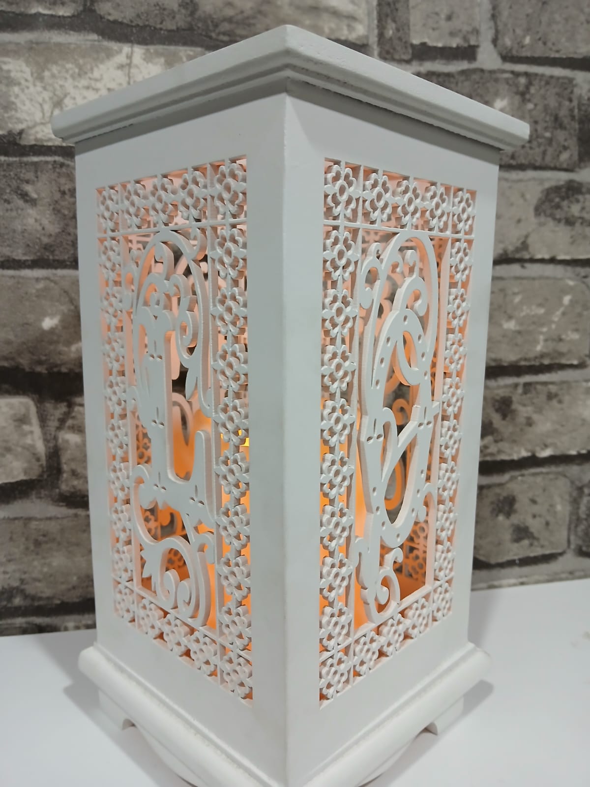 Porta vela blanco de madera con batería