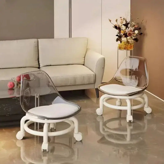 Silla de plástico transparente blanca con ruedas