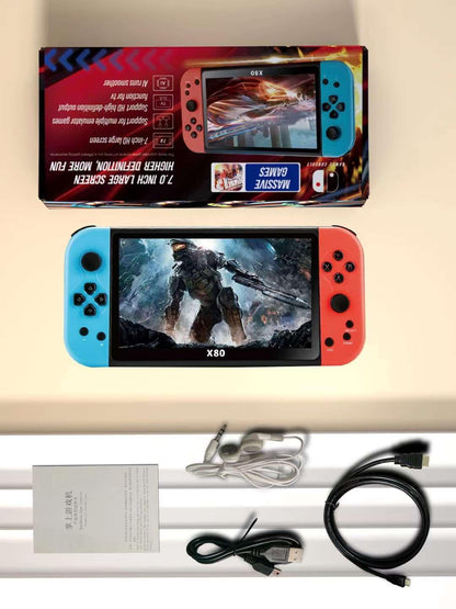 La consola portátil X80 de Gadgets&Fun ofrece una experiencia retro avanzada con pantalla HD de 7", sonido 3D y procesador de 4 núcleos. Incluye 10 emuladores, más de 1000 juegos, joystick de 360° y diseño ergonómico. Soporta micro SD hasta 64 GB